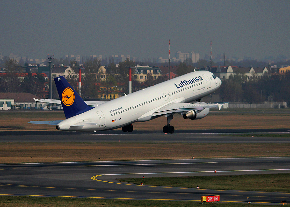 Lufthansa A 320-211 D-AIQW  Kleve  beim Start in Berlin-Tegel am 29.03.2014