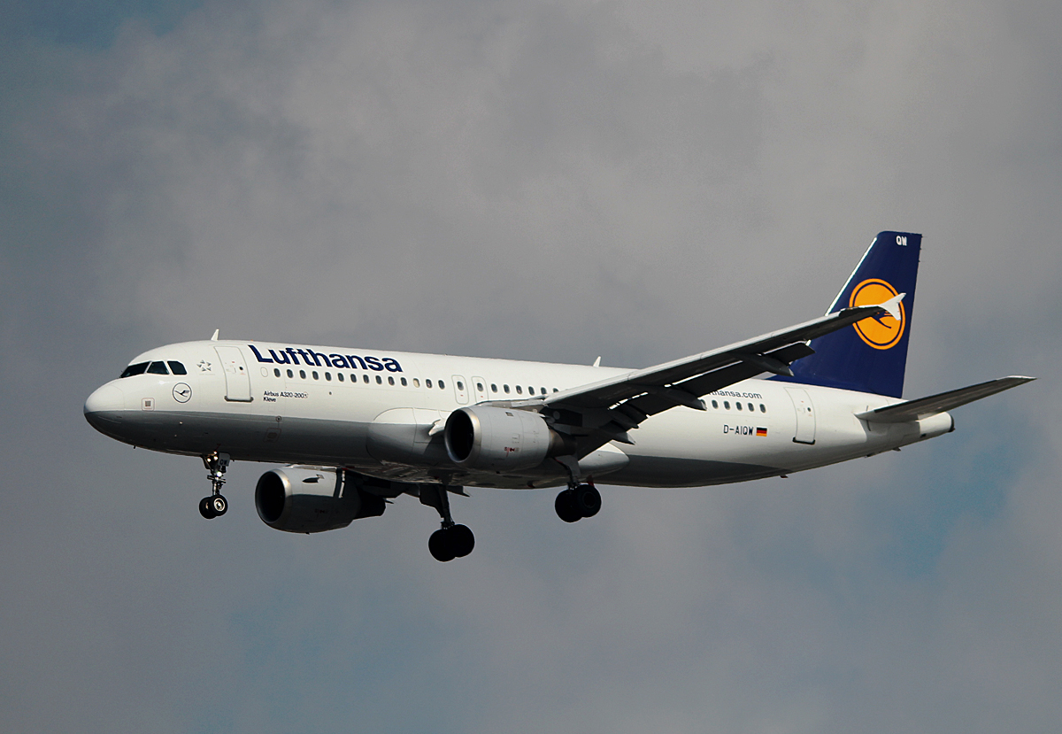 Lufthansa A 320-211 D-AIQW  Kleve  bei der Landung in Berlin-Tegel am 12.04.2014