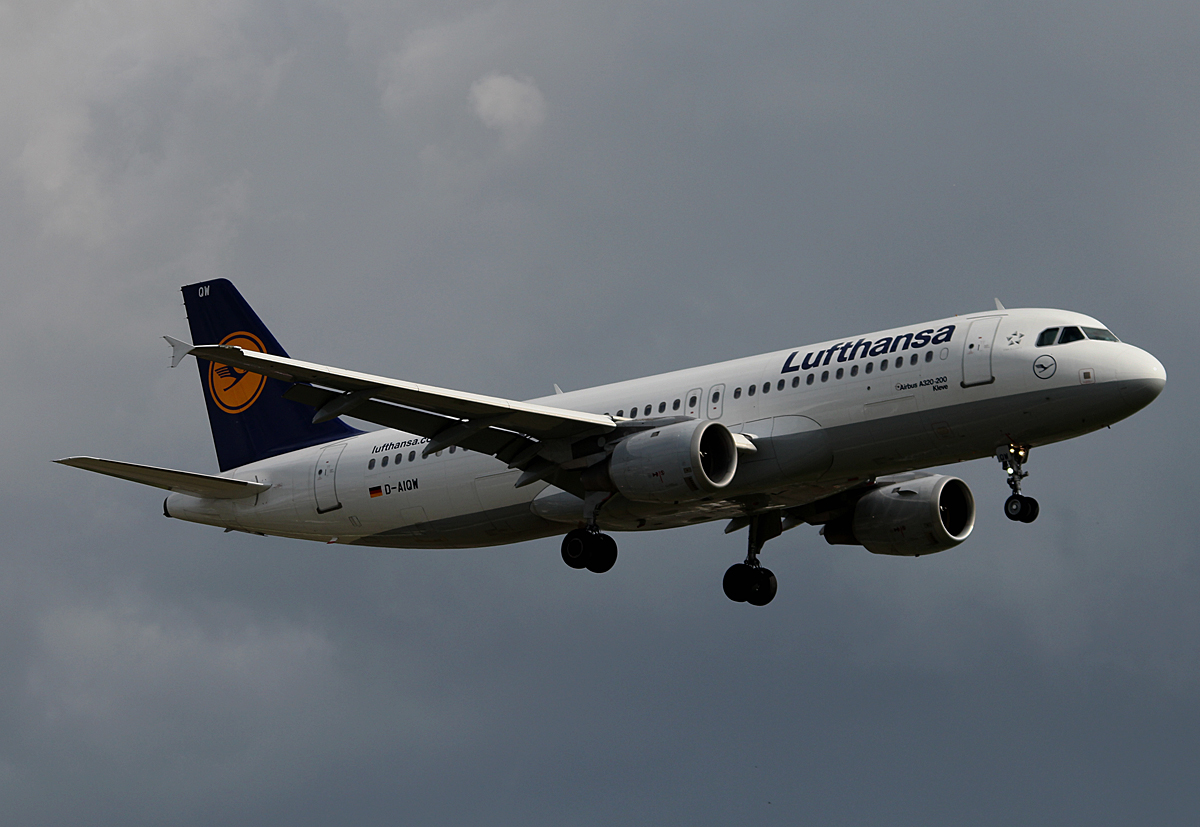 Lufthansa A 320-211 D-AIQW  Kleve  bei der Landung in Berlin-Tegel am 09.05.2014