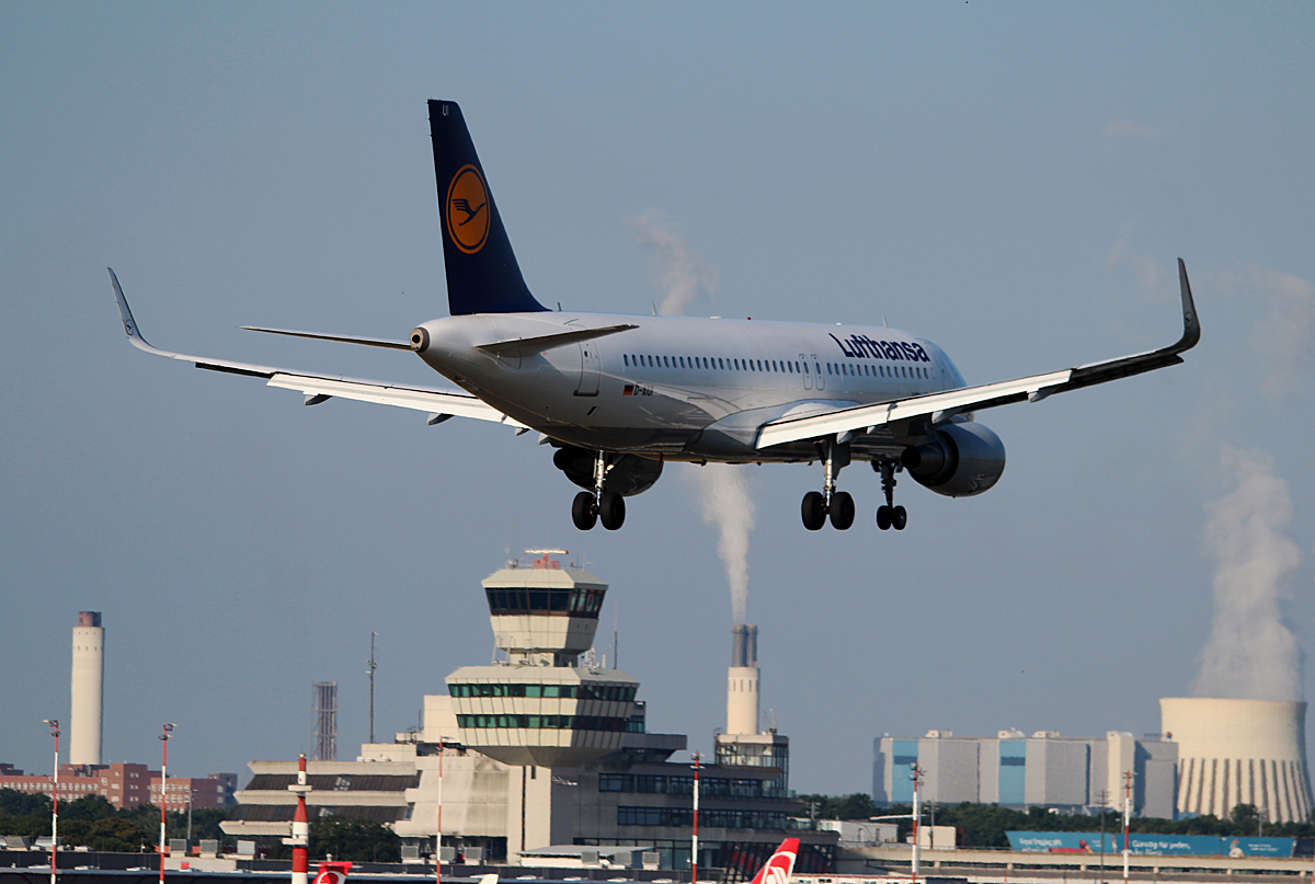 Lufthansa A 320-214 D-AIUI bei der Landung in Berlin-Tegel am 11.07.2015
