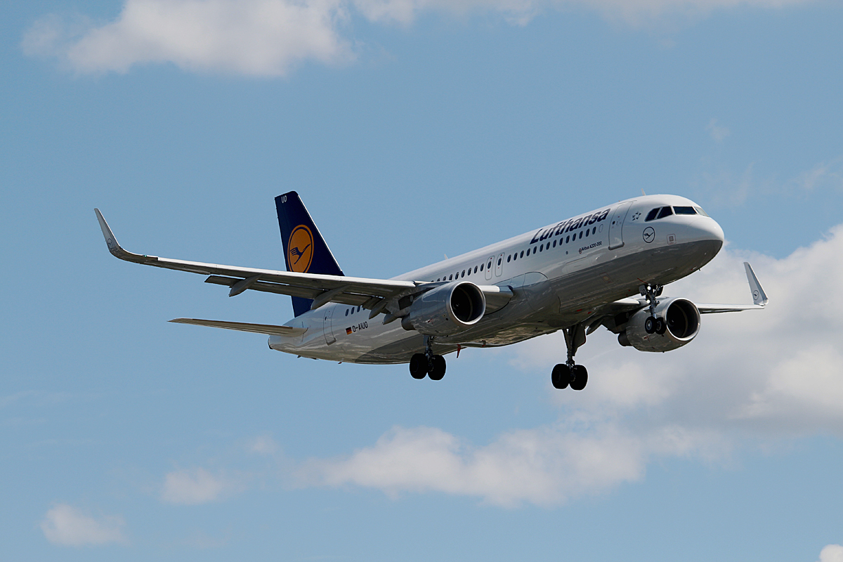 Lufthansa A 320-214 D-AIUO vei der Landung in Berlin-Tegel am 20.07.2015