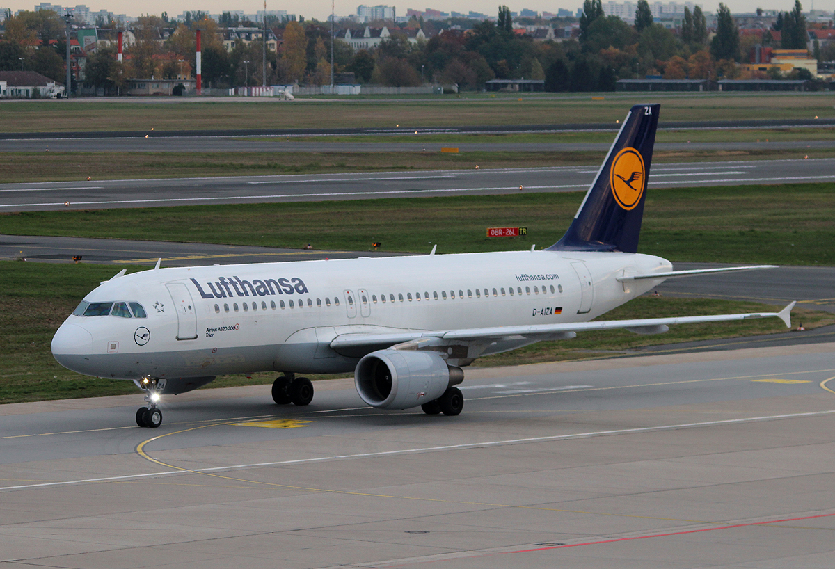 Lufthansa A 320-214 D-AIZA  Trier  bei der Ankunft in Berlin-Tegel am 19.10.2013