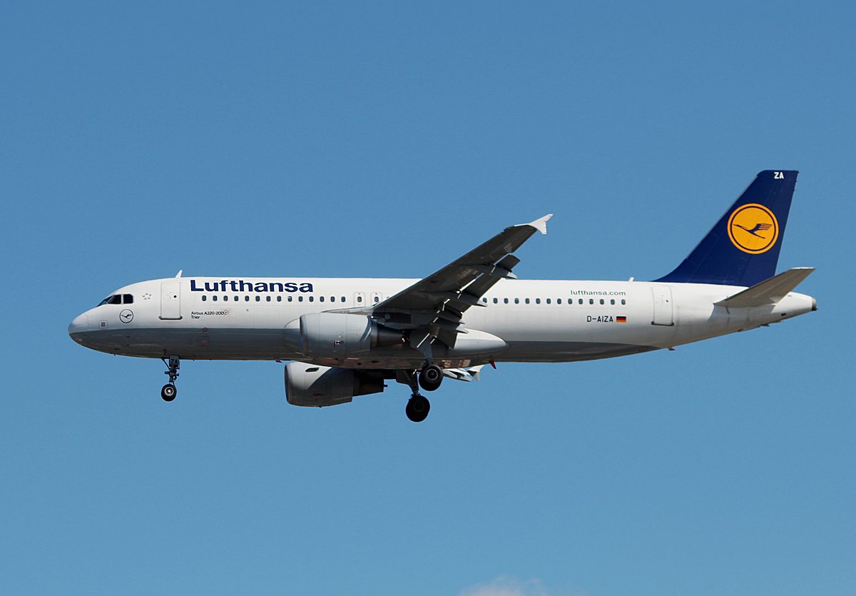 Lufthansa A 320-214 D-AIZA  Trier  bei der Landung in Berlin-Tegel am 11.07.2015