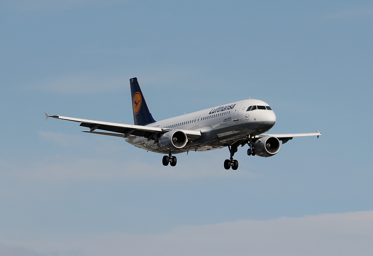 Lufthansa A 320-214 D-AIZD bei der Landung in Berlin-Tegel am 09.05.2014