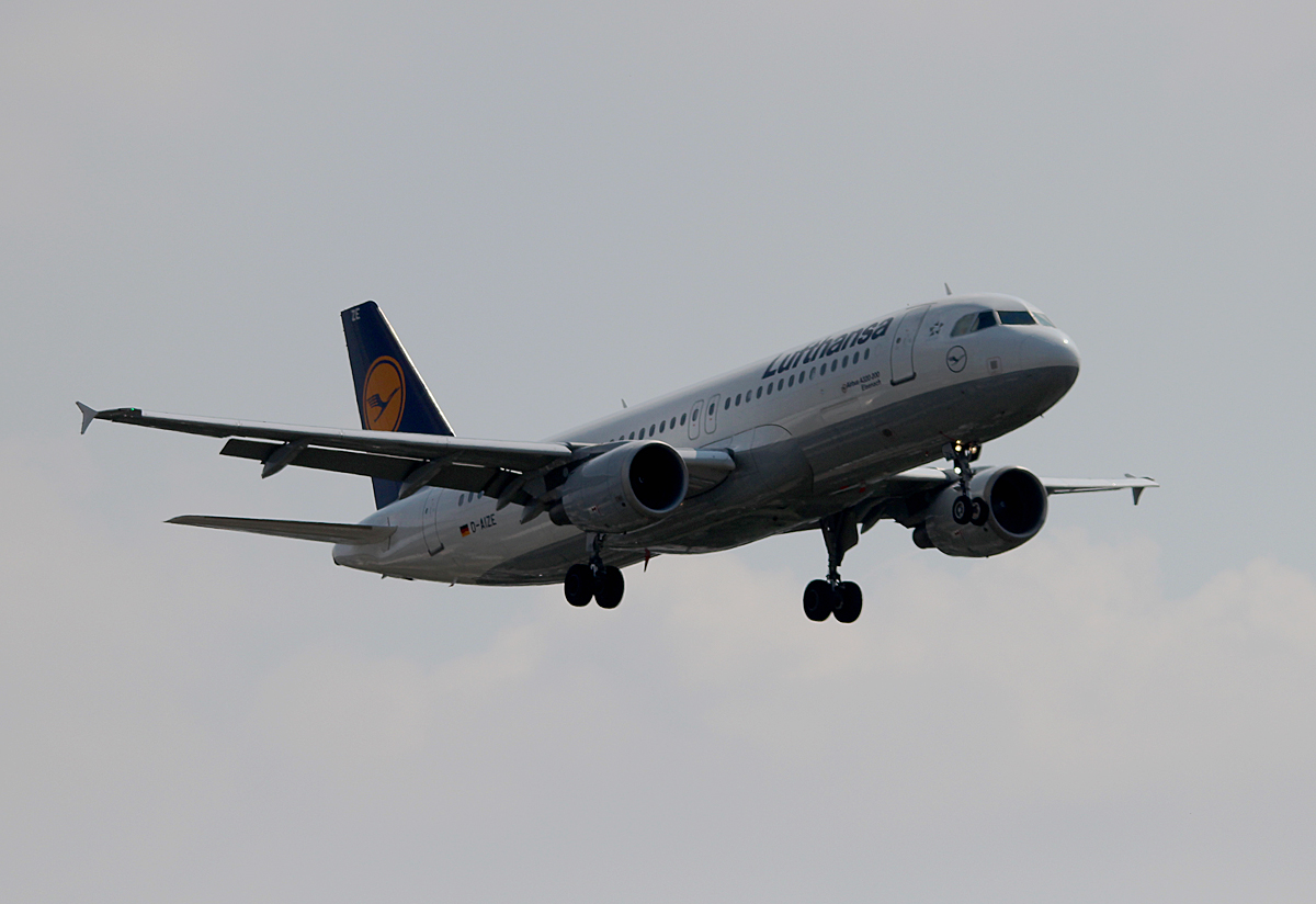 Lufthansa A 320-214 D-AIZE bei der Landung in Berlin-Tegel am 08.08.2014
