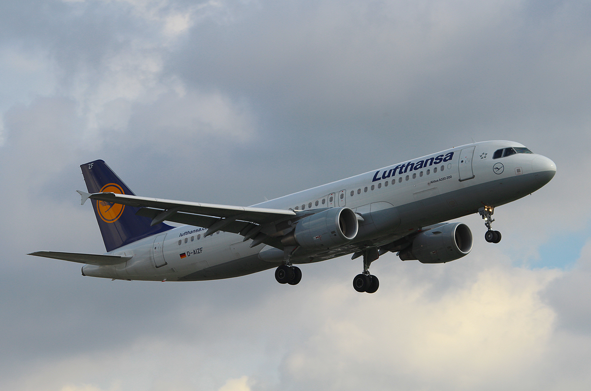 Lufthansa A 320-214 D-AIZF bei der Landung in Berlin-Tegel am 04.09.2013