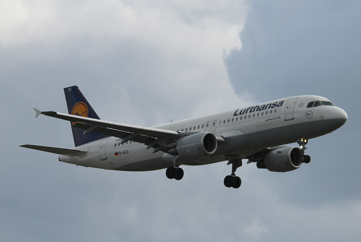 Lufthansa A 320-214 D-AIZG bei der Landung in Berlin-Tegel am 28.09.2013