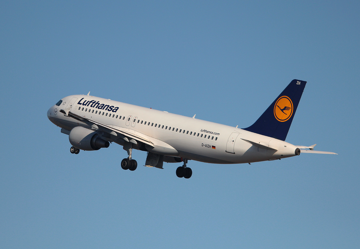 Lufthansa A 320-214 D-AIZH beim Start in Berlin-Tegel am 07.04.2013