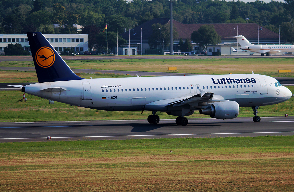 Lufthansa A 320-214 D-AIZH beim Start in Berlin-Tegel am 11.07.2014
