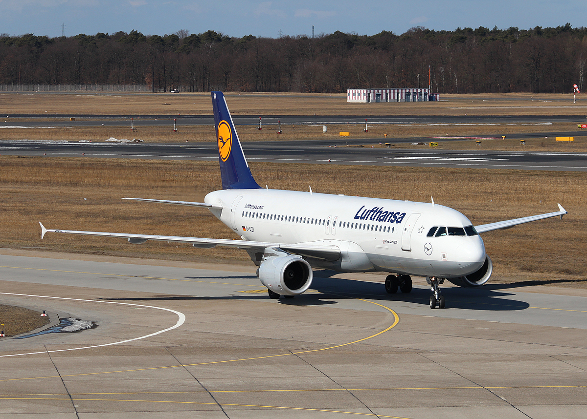 Lufthansa A 320-214 D-AIZI bei der Ankunft in Berlin-Tegel am 07.04.2013