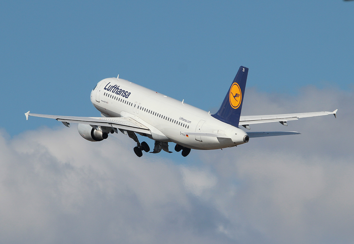 Lufthansa A 320-214 D-AIZI beim Start in Berlin-Tegel am 07.04.2013
