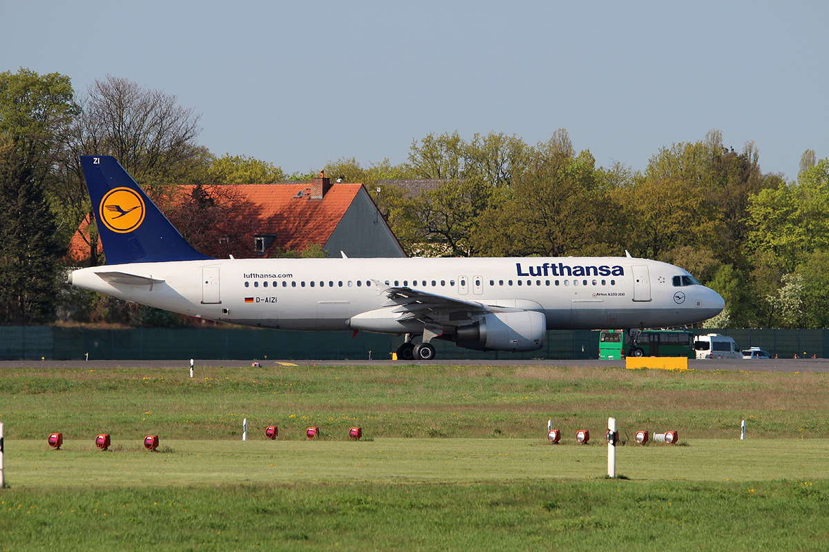 Lufthansa A 320-214 D-AIZI kurz vor dem Start in Berlin-Tegel am 05.05.2013
