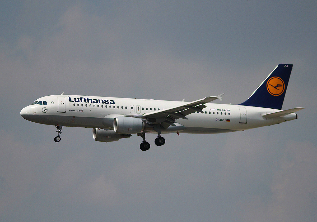 Lufthansa A 320-214 D-AIZJ bei der Landung in Frankfurt am 11.06.2013