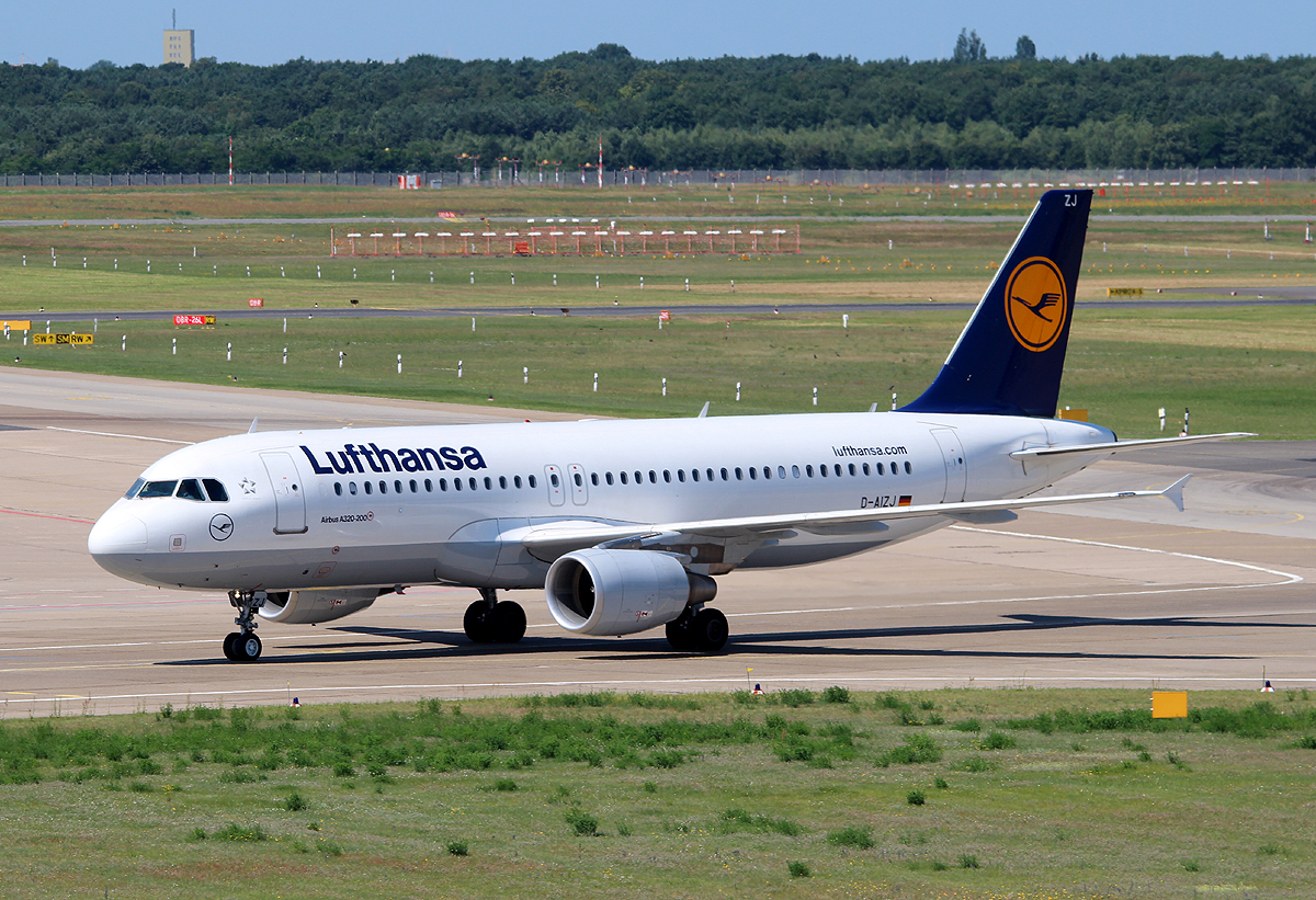 Lufthansa A 320-214 D-AIZJ bei der Ankunft in Berlin-Tegel am 06.07.2013