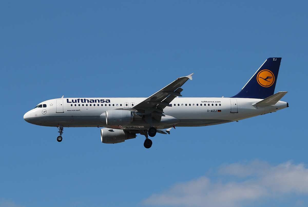 Lufthansa A 320-214 D-AIZJ bei der Landung in Berlin-Tegel am 06.07.2013
