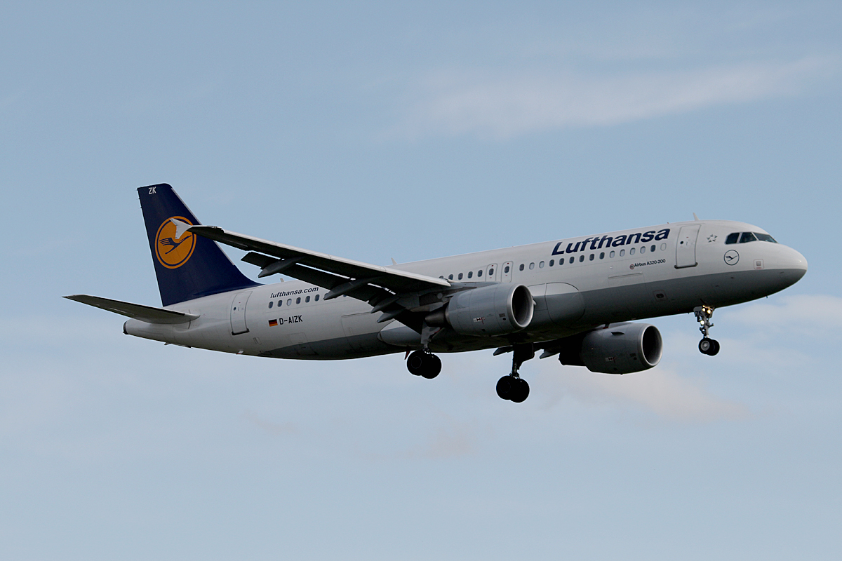 Lufthansa A 320-214 D-AIZK bei der Landung in Berlin-Tegel am 09.05.2014