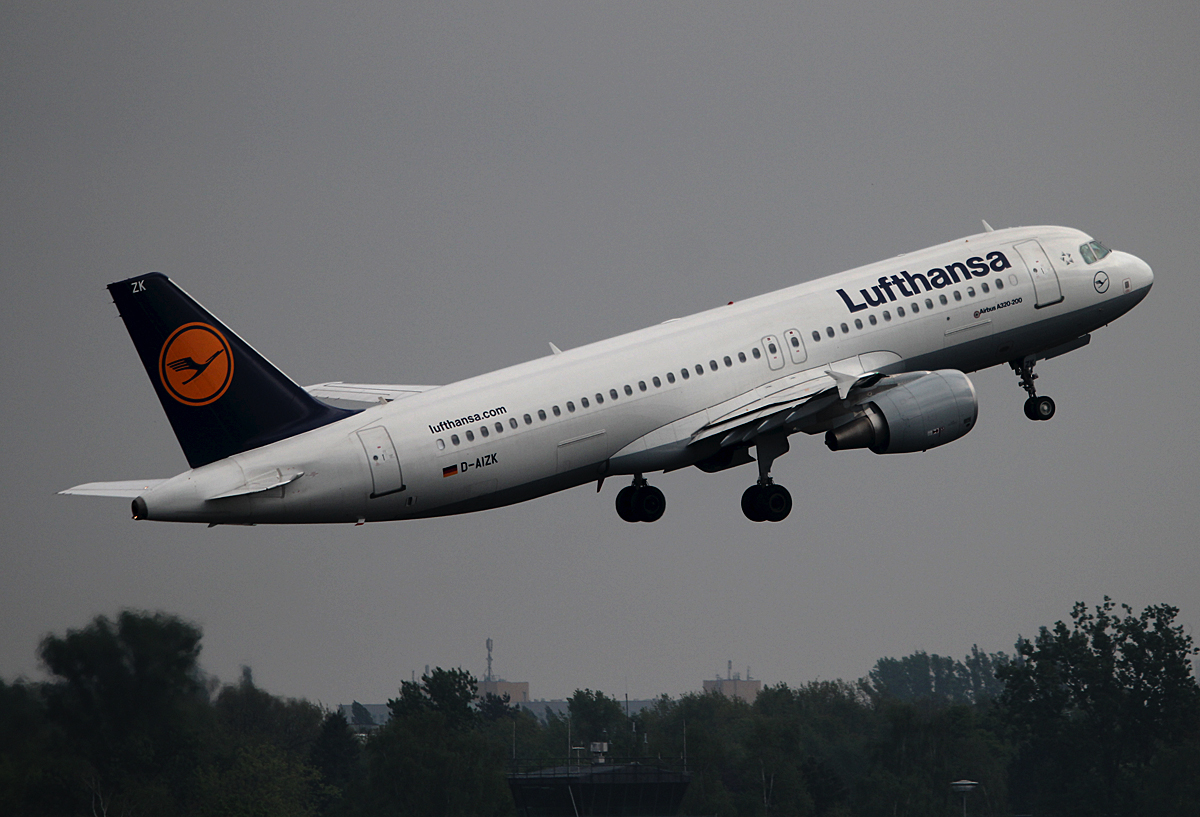 Lufthansa A 320-214 D-AIZK beim Start in Berlin-Tegel am 27.04.2014
