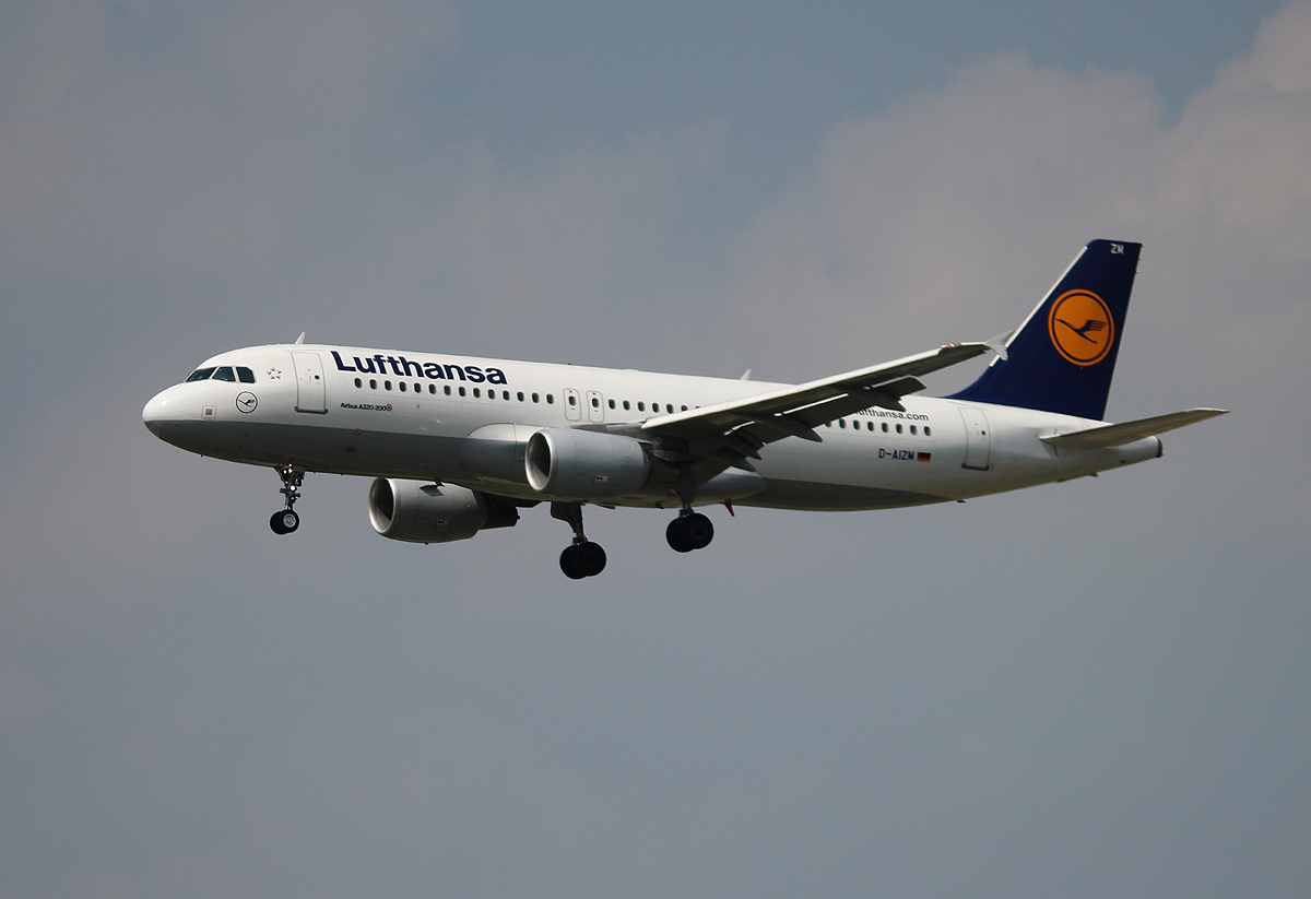 Lufthansa A 320-214 D-AIZM bei der Landung in Frankfurt am 11.06.2013