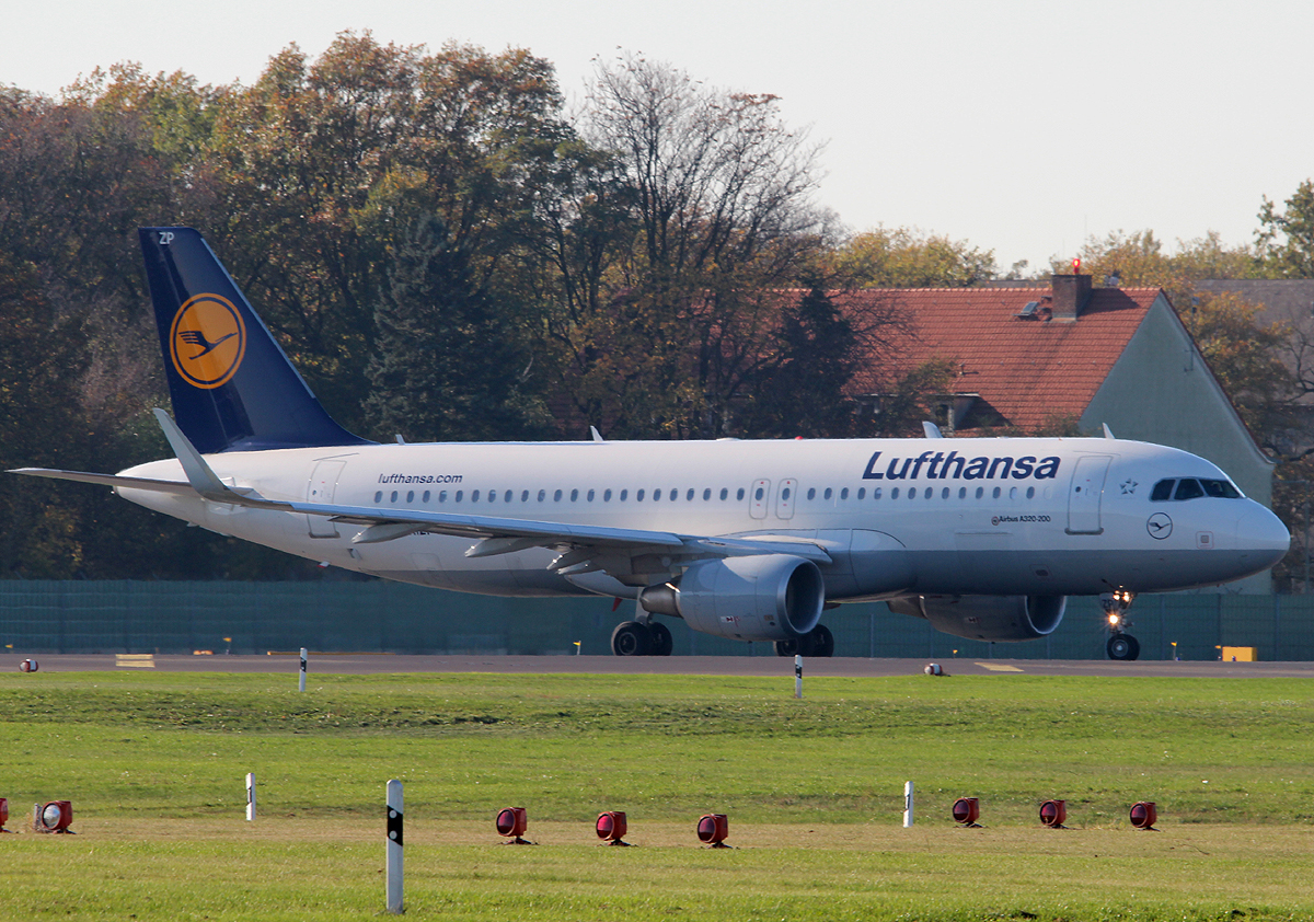 Lufthansa A 320-214 D-AIZP kurz vor dem Start in Berlin-Tegel am 31.10.2013