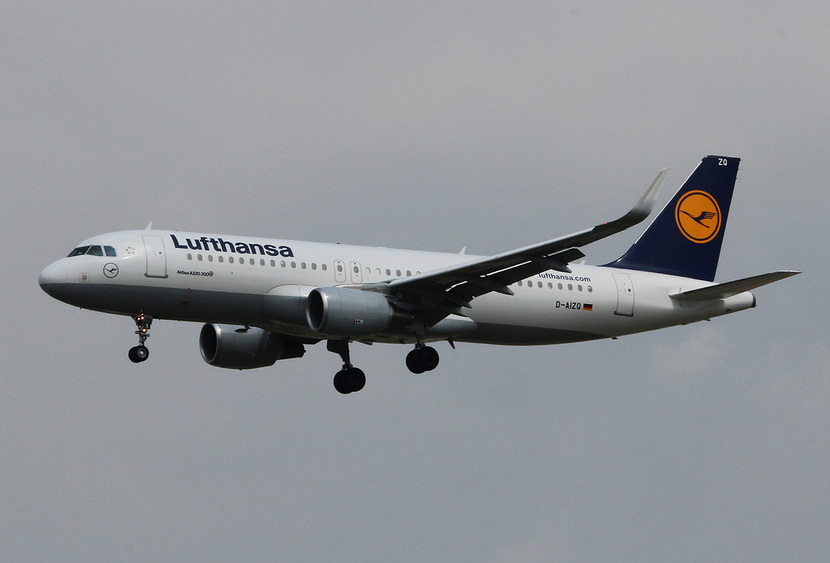 Lufthansa A 320-214 D-AIZQ bei der Landung in Frankfurt am 11.06.2013