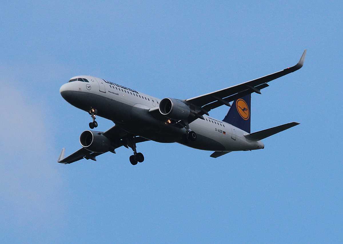 Lufthansa A 320-214 D-AIZR bei der Landung in Frankfurt am 10.06.2013