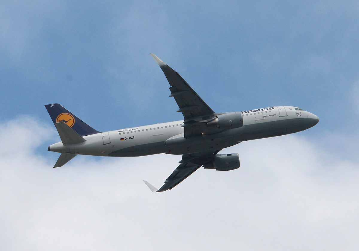Lufthansa A 320-214 D-AIZR beim Start in Frankfurt am 10.06.2013