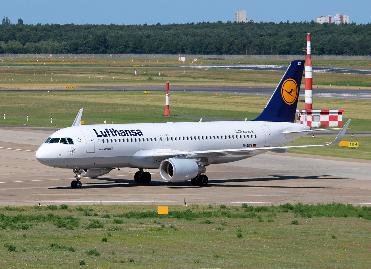 Lufthansa A 320-214 D-AIZS bei der Ankunft in Berlin-Tegel am 06.07.2013