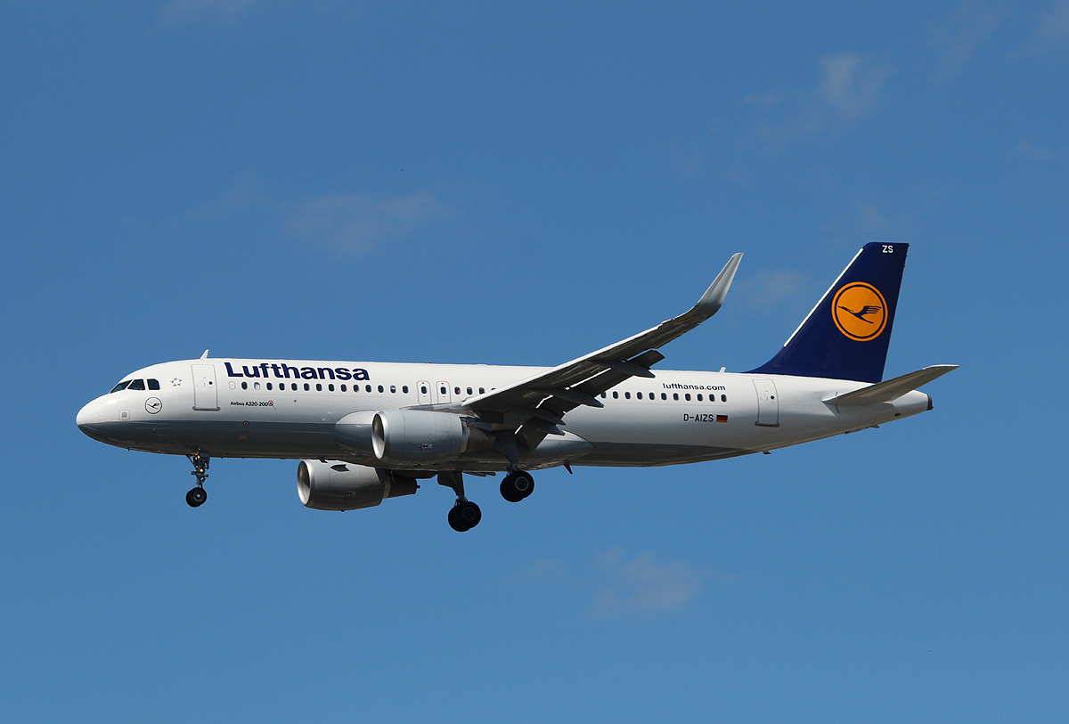 Lufthansa A 320-214 D-AIZS bei der Landung in Berlin-Tegel am 06.07.2013
