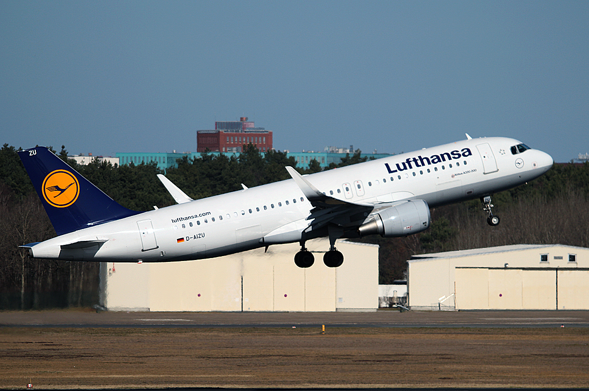 Lufthansa A 320-214 D-AIZU beim Start in Berlin-Tegel am 08.03.2014