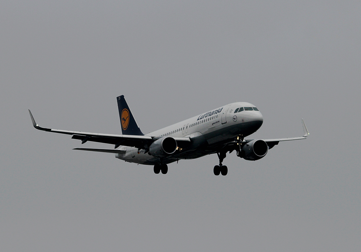 Lufthansa A 320-214 D-AIZX  bei der Landung in Berlin-Tegel am 26.10.2014