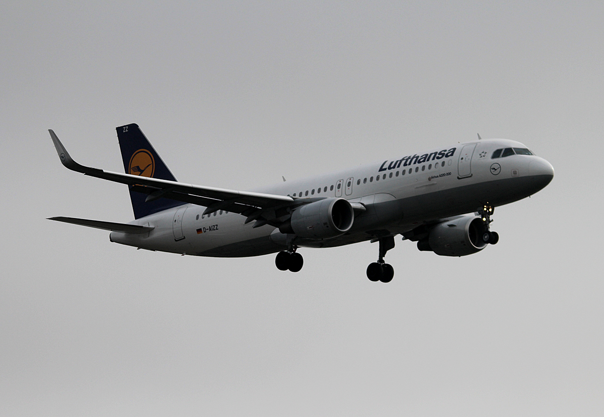 Lufthansa A 320-214 D-AIZZ bei der Landung in Berlin-Tegel an einem sehr nebligen 18.10.2014