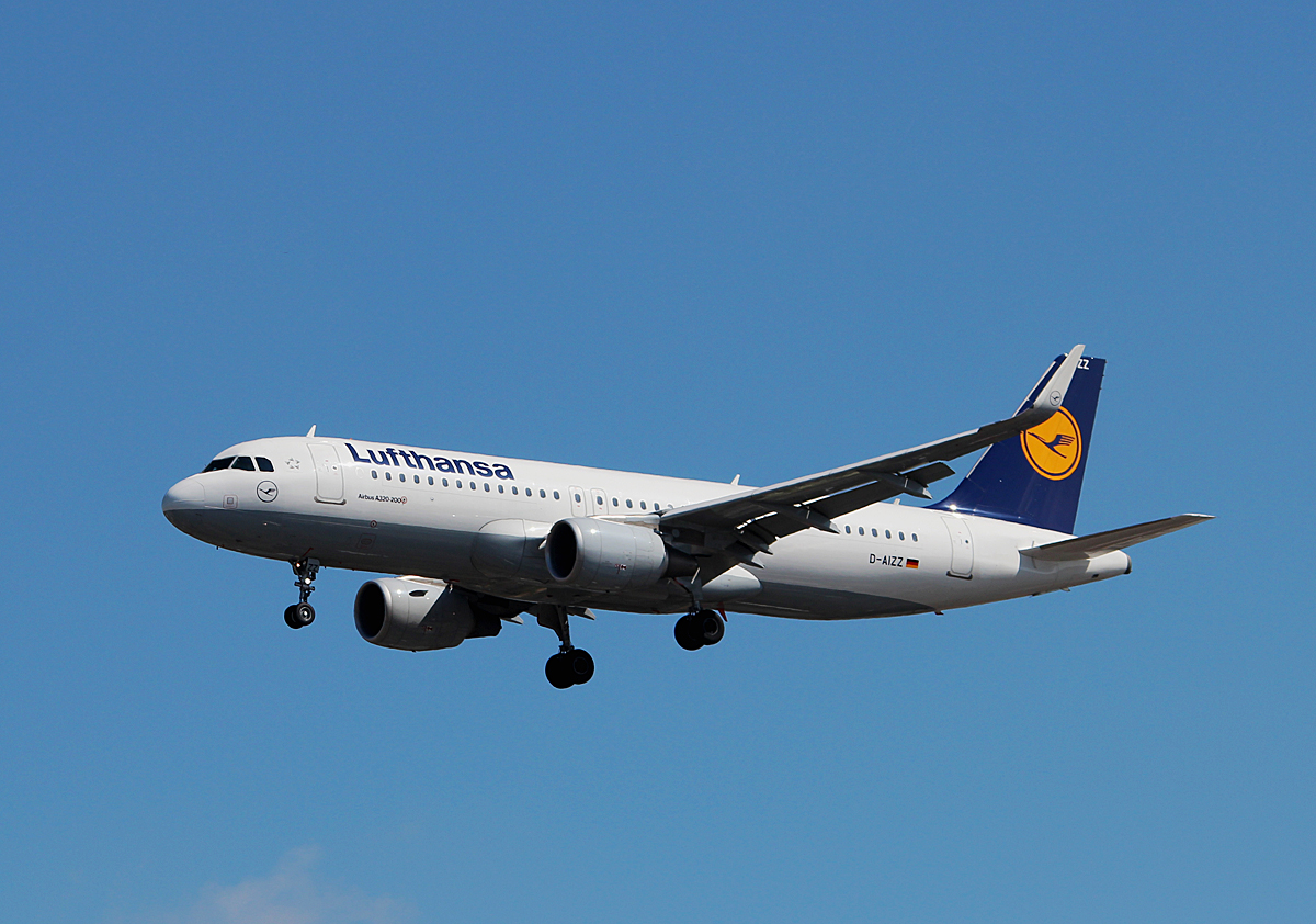 Lufthansa A 320-214 D-AIZZ bei der Landung in Berlin-Tegel am 11.07.2015