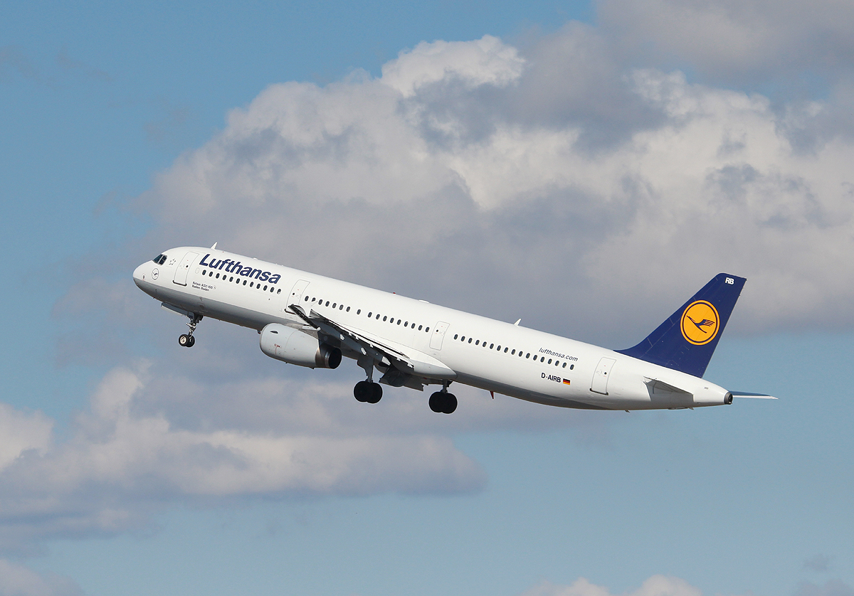 Lufthansa A 321-131 D-AIRB  Baden-Baden  beim Start in Berlin-Tegel am 07.04.2013
