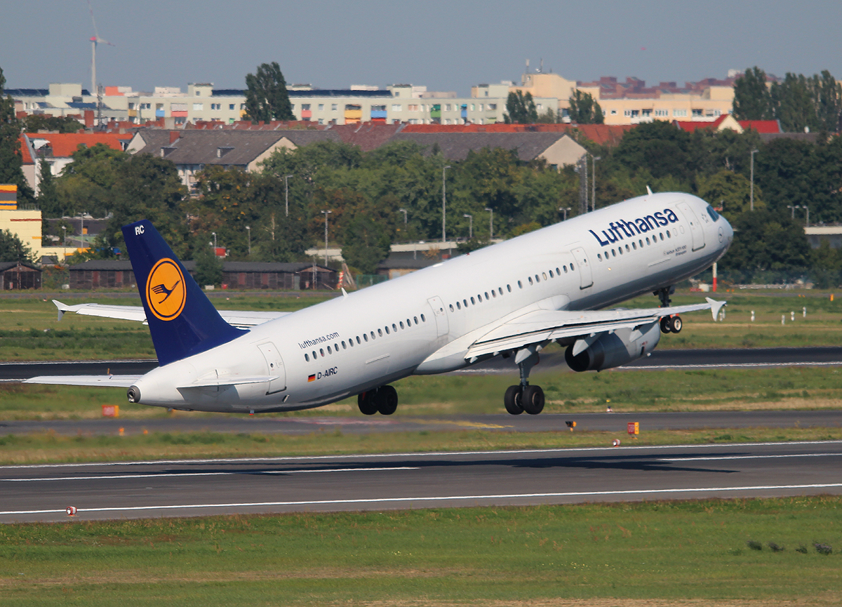 Lufthansa A 321-131 D-AIRC  Erlangen  beim Start in Berlin-Tegel am 06.09.2013