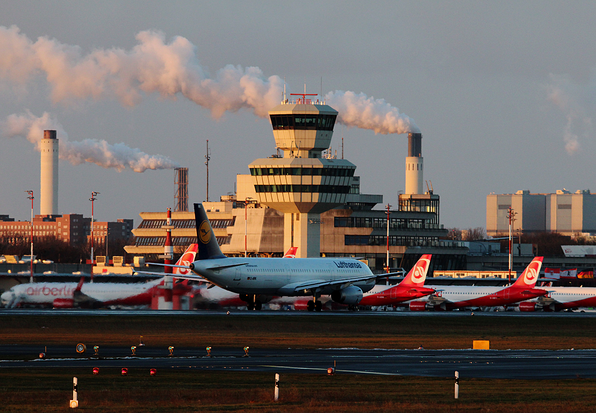 Lufthansa A 321-131 D-AIRK beim Start in Berlin-Tegel am frhen Morgen des 08.02.2015