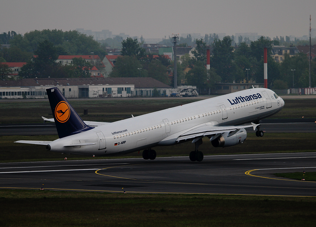 Lufthansa A 321-131 D-AIRP beim Start in Berlin-Tegel am 27.04.2014