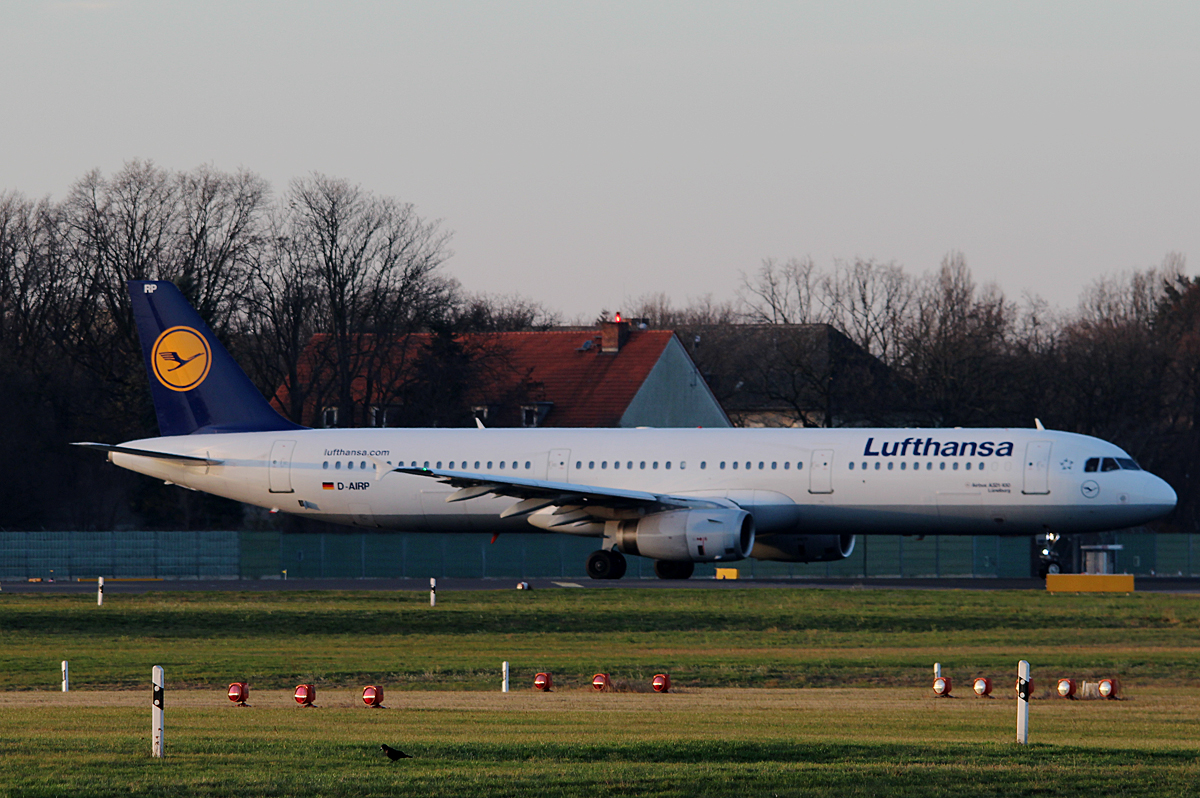 Lufthansa A 321-131 D-AIRP  Lneburg  kurz vor dem Start in Berlin-Tegel am 06.12.2015