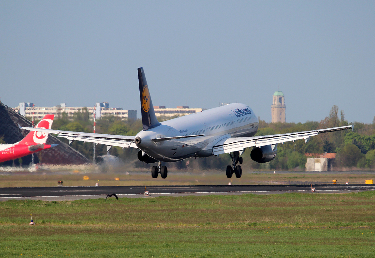 Lufthansa A 321-131 D-AIRR  Wismar  bei der Landung in Berlin-Tegel am 05.05.2013