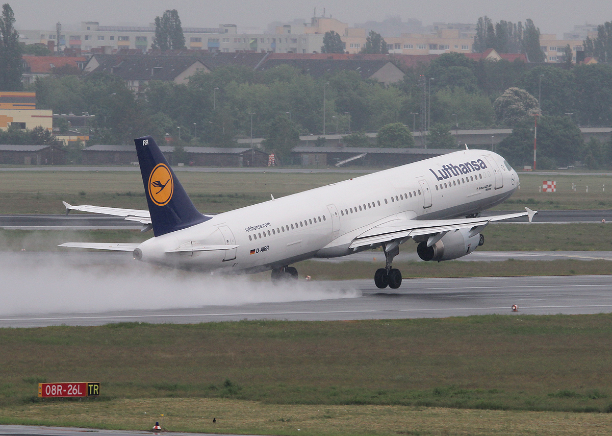 Lufthansa A 321-131 D-AIRR  Wismar  beim Start in Berlin-Tegel am 18.05.2013