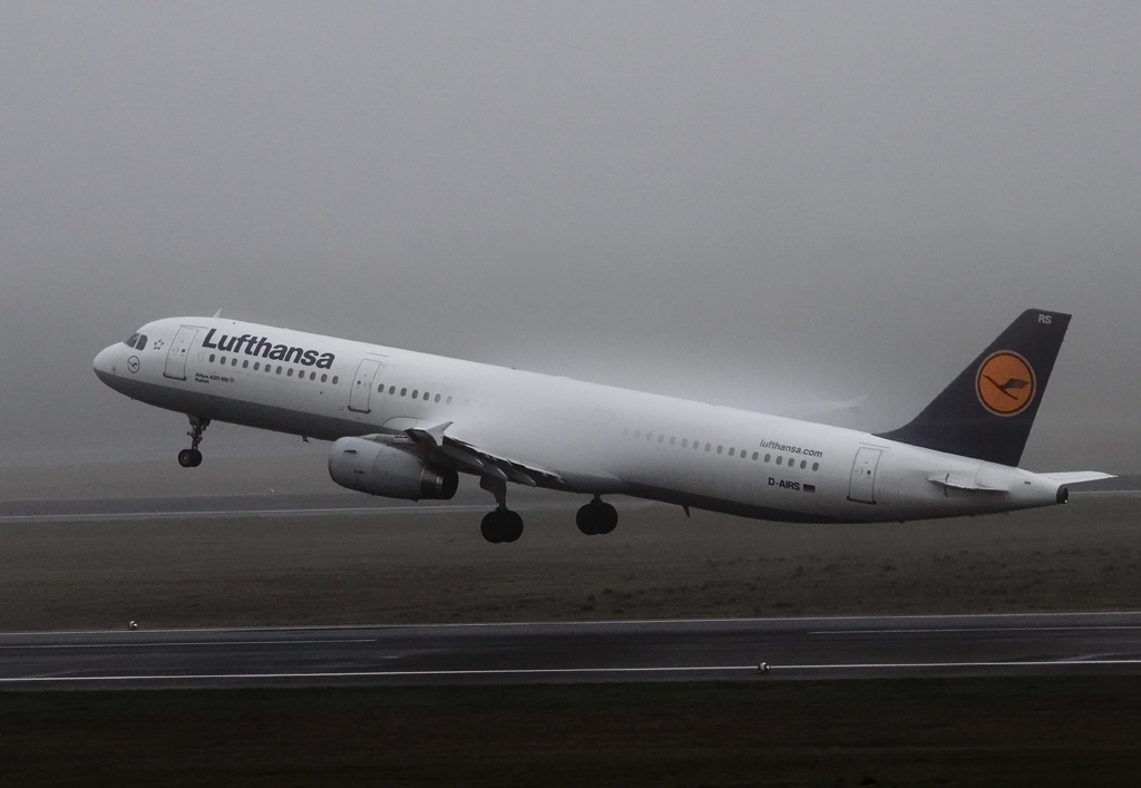Lufthansa A 321-131 D-AIRS beim Start in Berlin-Tegel am 12.04.2014 im morgendlichen Nebel und Nieselregen