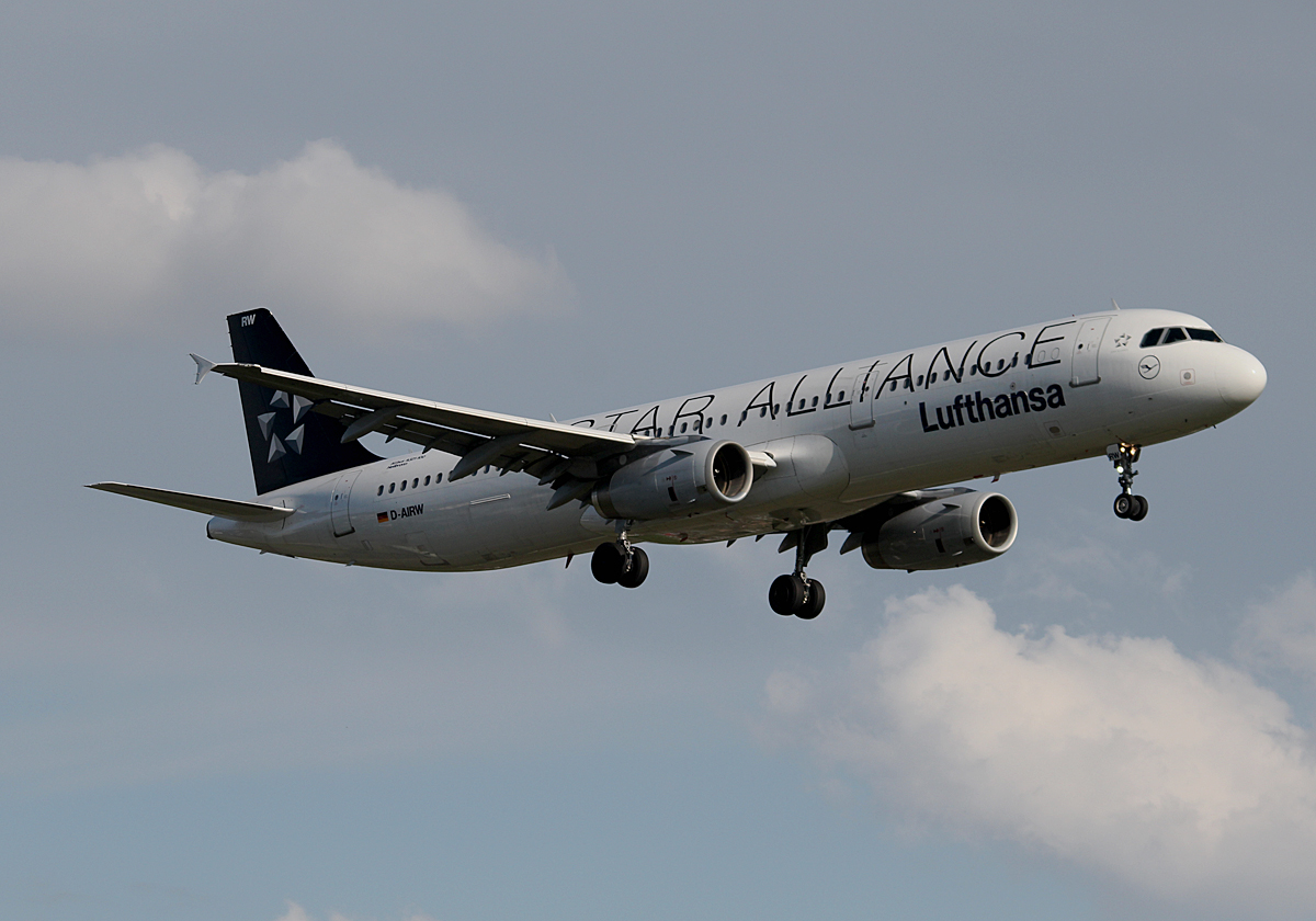 Lufthansa A 321-131 D-AIRW bei der Landung in Berlin-Tegel am 09.05.2014