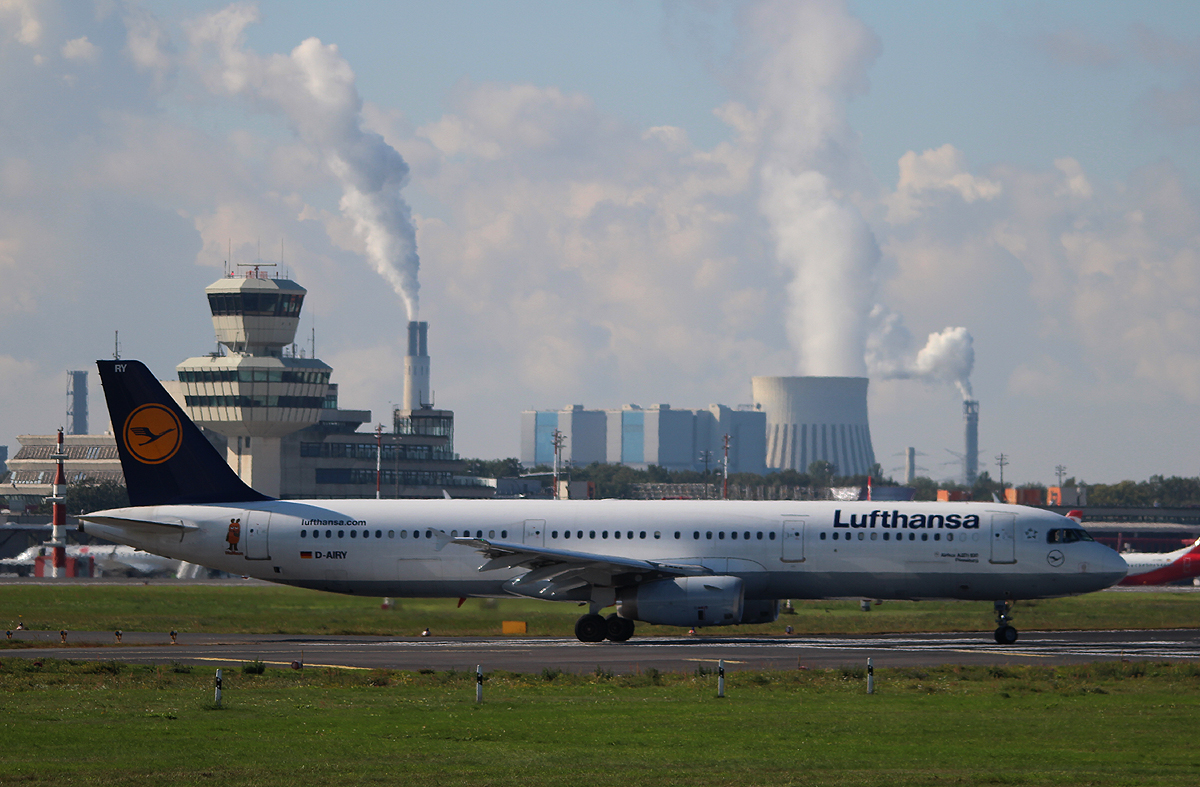 Lufthansa A 321-131 D-AIRY  Flensburg, Die Maus  kurz vor dem Start in Berlin-Tegel am 28.09.2013