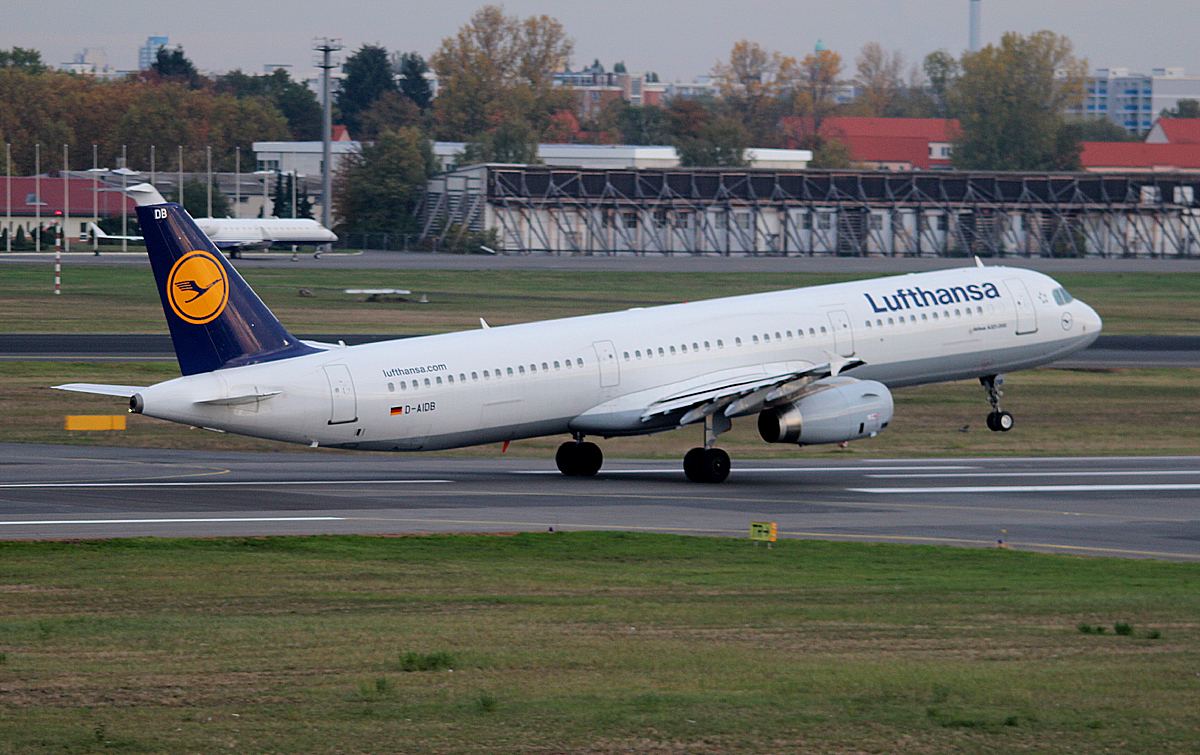 Lufthansa A 321-231 D-AIDB beim Start in Berlin-Tegel am 19.10.2013