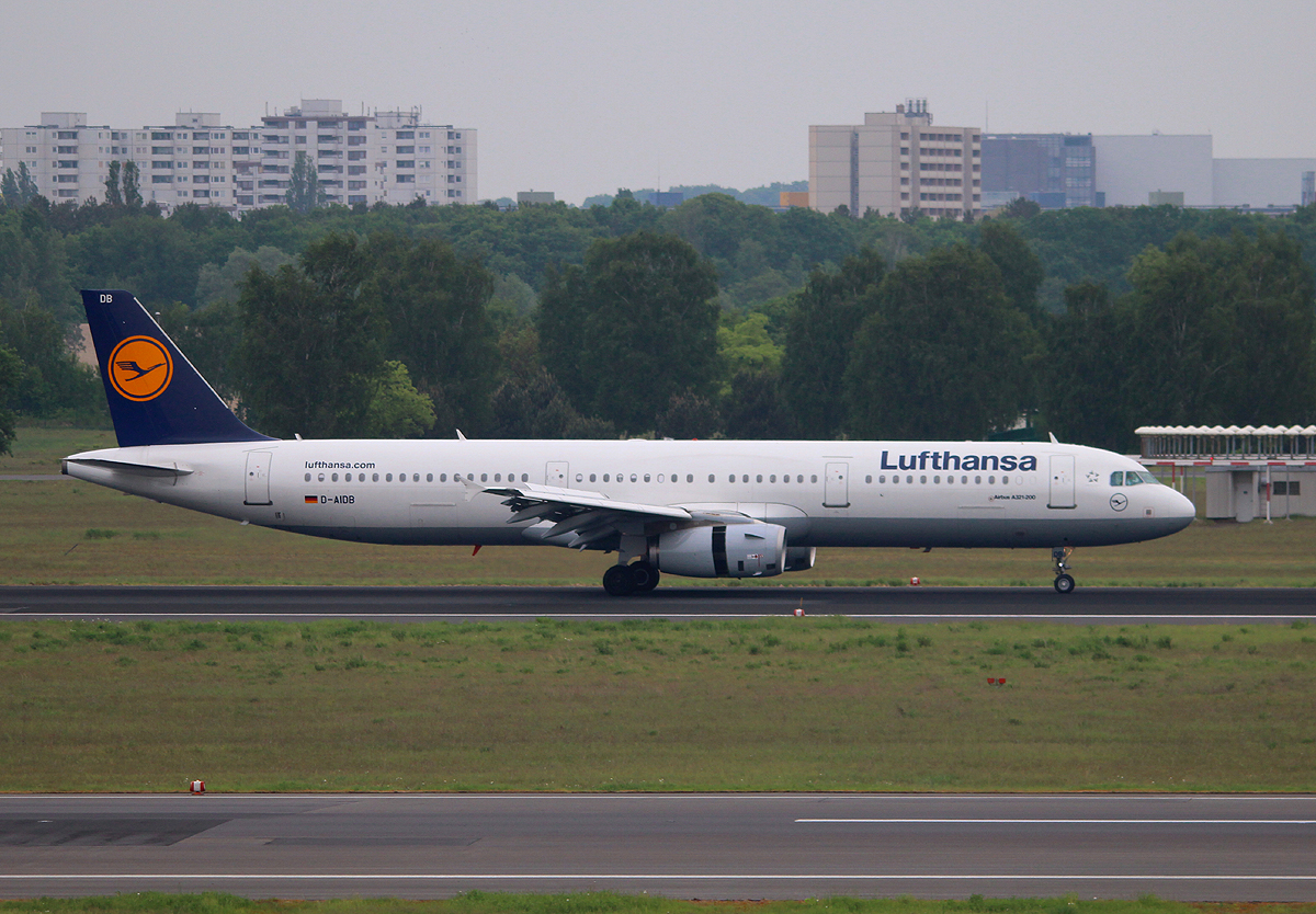 Lufthansa A 321-231 D-AIDB nach der Landung in Berlin-Tegel am 18.05.2013