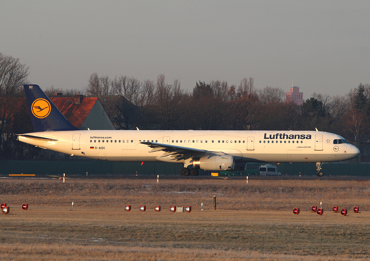 Lufthansa A 321-231 D-AIDC kurz vor dem Start in Berlin-Tegel am 07.04.2013