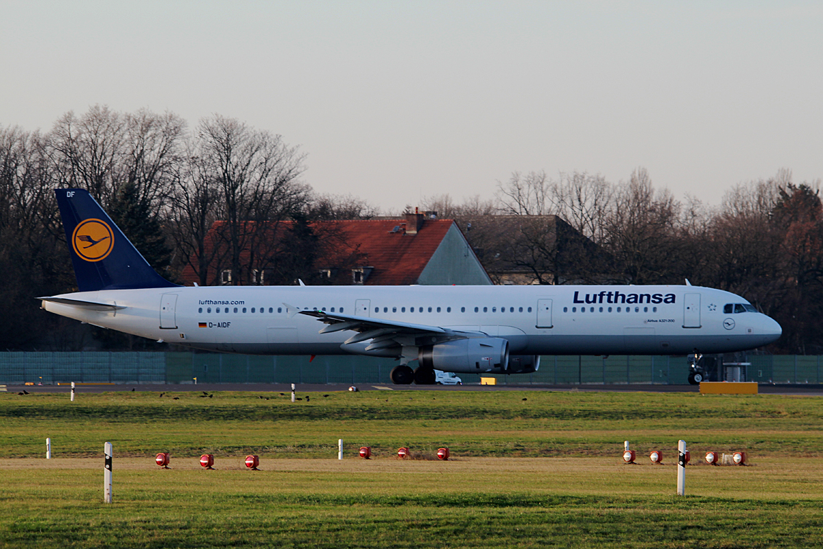 Lufthansa A 321-231 D-AIDF kurz vor dem Start in Berlin-Tegel am 06.12.2015