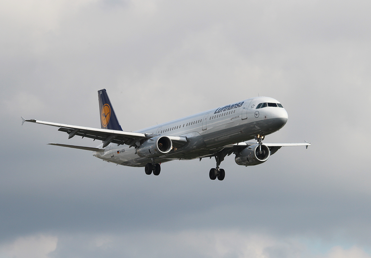 Lufthansa A 321-231 D-AIDG bei der Landung in Berlin-Tegel am 04.09.2013