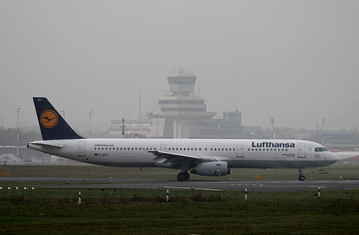 Lufthansa A 321-231 D-AIDJ kurz vor dem Start in Berlin-Tegel an einem sehr nebligen 18.10.2014