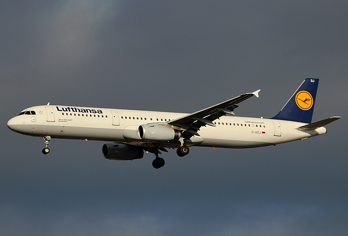 Lufthansa A 321-231 D-AIDJ  Remscheid  bei der Landung in Berlin-Tegel am 06.12.2015