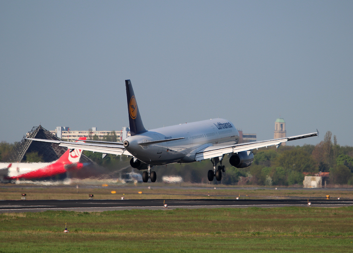 Lufthansa A 321-231 D-AIDM bei der Landung in Berlin-Tegel am 05.05.2013